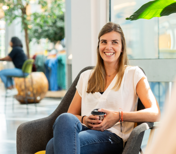 Tessa in gesprek met collega's